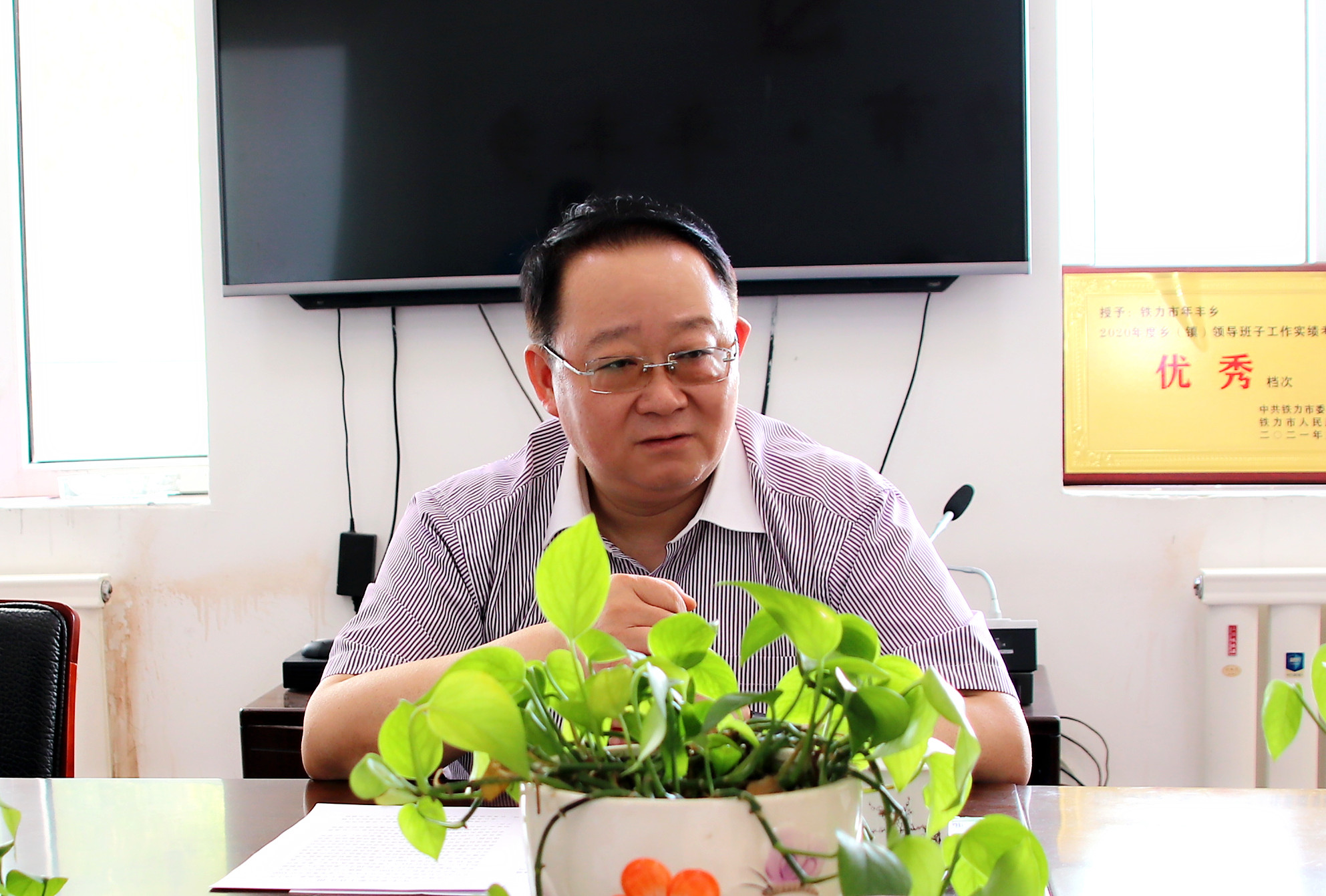 ed_1622598902158744.jpg 图为铁力市委常委、纪委书记、约彩365彩票app下载安装_365足球规则_约彩365怎么不能下载苹果ios版主任 陈涛深入乡镇“下访”照片.JPG