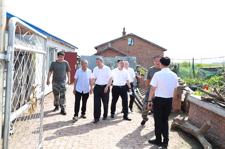 ed_1657086714485054.jpg 慰问贫困户1.JPG