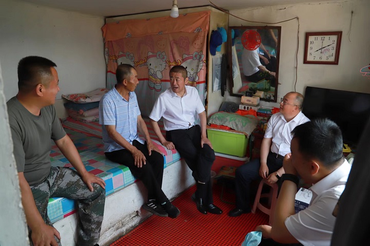 ed_1657086749971657.jpg 慰问贫困户3.jpg